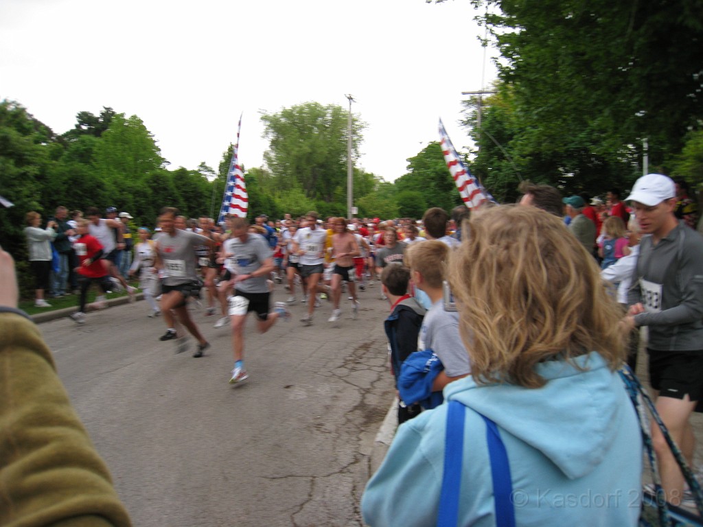 Dart Frog Dash 08 0156.jpg - And they are all off, trying to avoid elbows, stepping on the heels of the person in front, while trying to avoid being stepped on by the person behind. Nothing like getting a shoe ripped off in the first 50 feet!